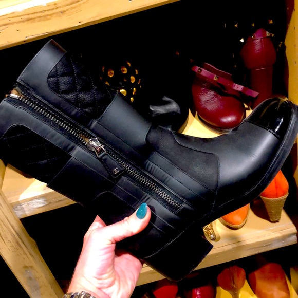 Authentic Chanel boot - Picture 6 of 7